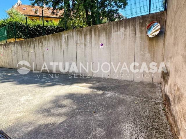 Box in affitto a Bareggio, Lombardia