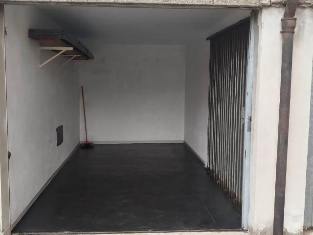 Box in affitto a Bareggio, Milano