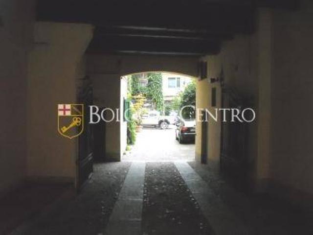 Box in affitto a Santo Stefano, Bologna