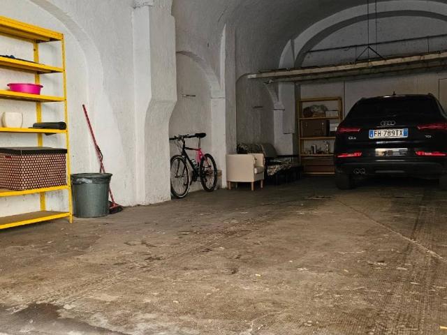 Box in affitto a Santo Stefano, Bologna