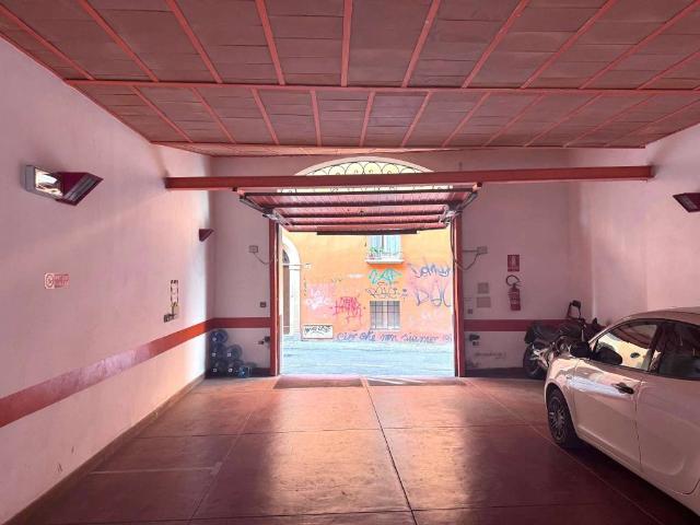 Box in affitto a Centro storico, Bologna