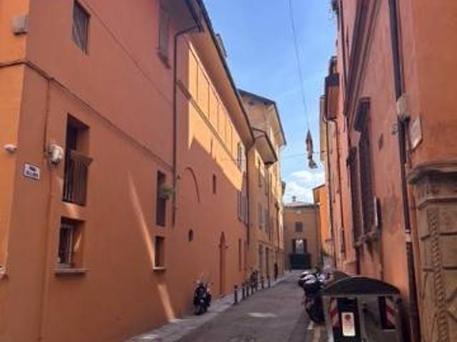 Box in affitto a Santo Stefano, Bologna