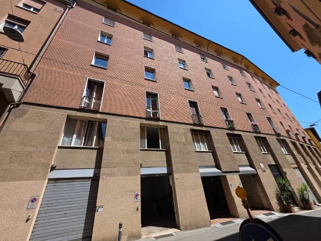 Box in affitto a Santo Stefano, Bologna