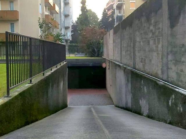 Box in affitto a Bresso, Milano