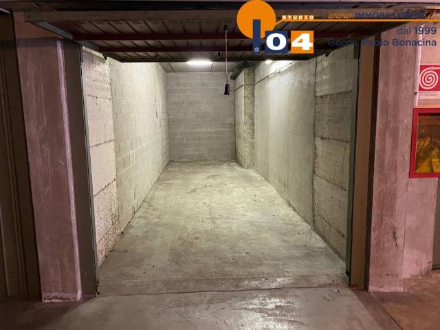Box in affitto a Cesano Maderno, Lombardia