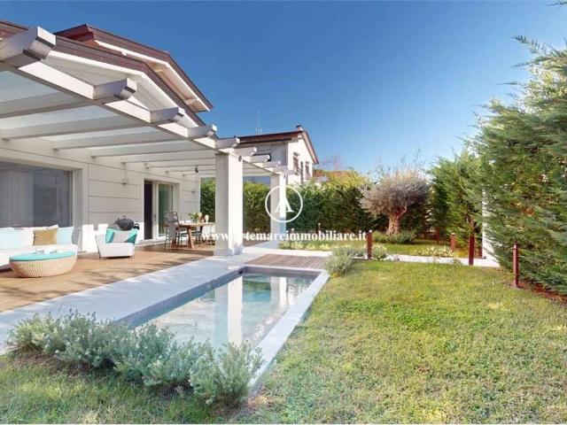 Villa Indipendente in affitto a Roma Imperiale, Forte Dei Marmi