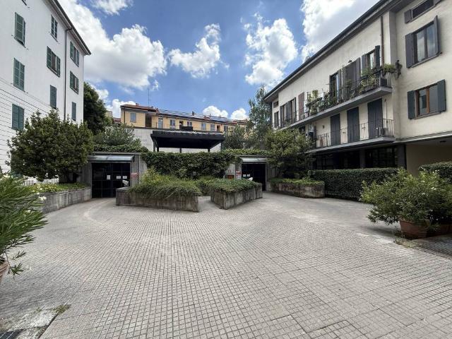 Box in affitto a Borgo Ortolani, Milano