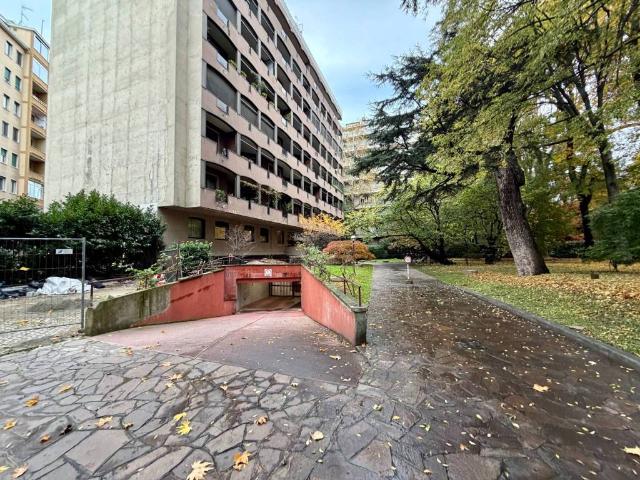 Box in affitto a Guastalla, Milano