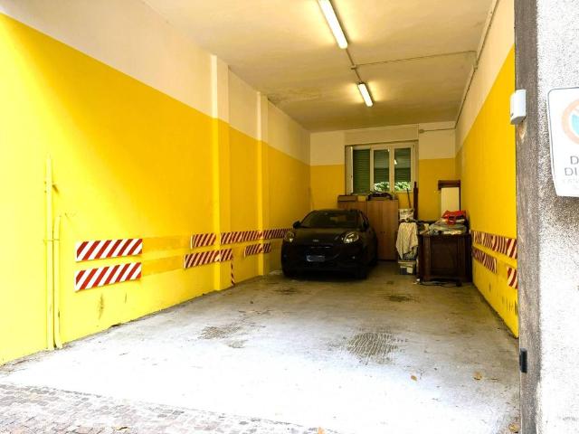 Box in affitto a Municipio 2, Milano