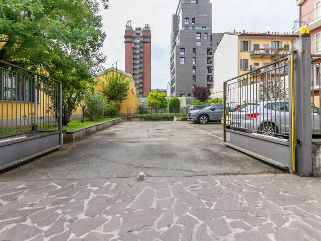 Box in affitto a Municipio 9, Milano