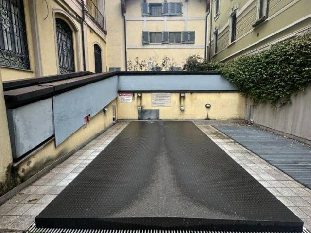 Box in affitto a Municipio 5, Milano