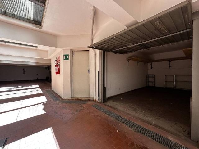 Box in affitto a Municipio 1, Milano