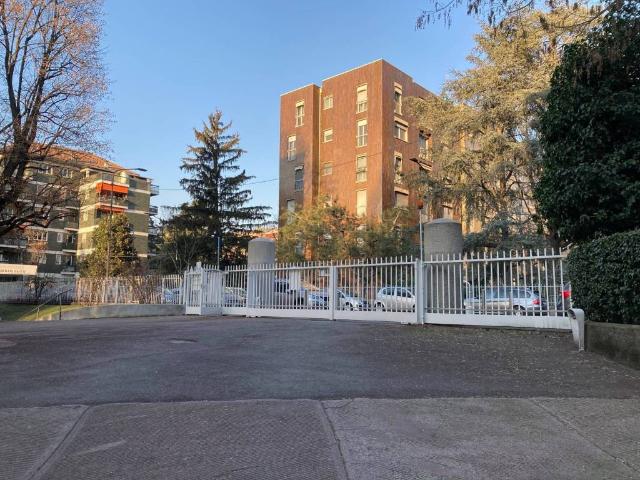 Box in affitto a Municipio 6, Milano