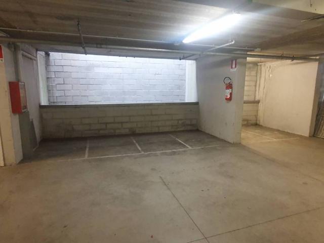 Box in affitto a Ticinese, Milano