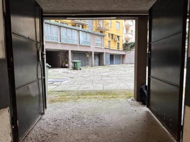 Box in affitto a Portello, Milano