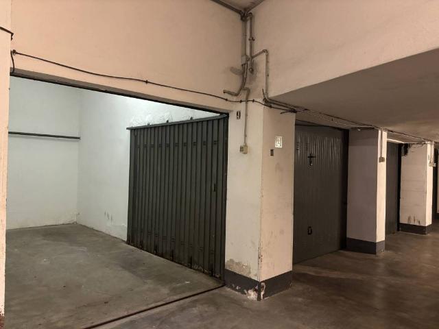 Box in affitto a Municipio 6, Milano