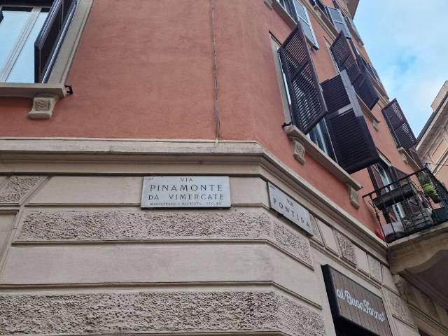 Box in affitto a Centro storico, Milano