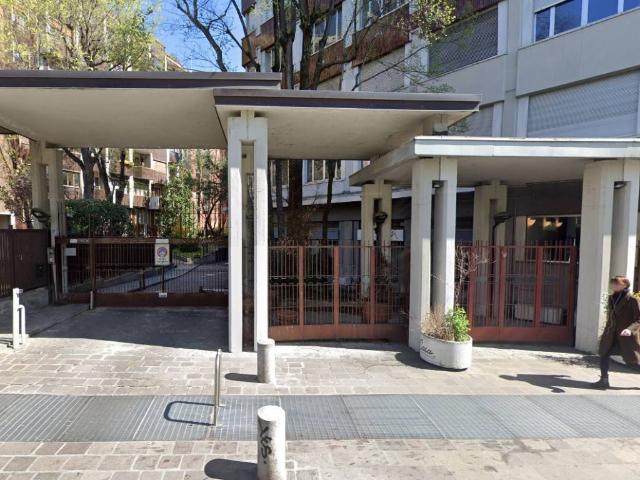Box in affitto a Ticinese, Milano