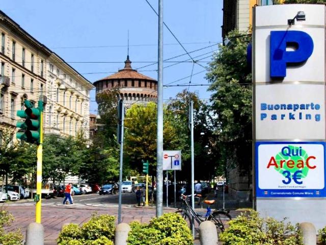 Box in affitto a Municipio 1, Milano