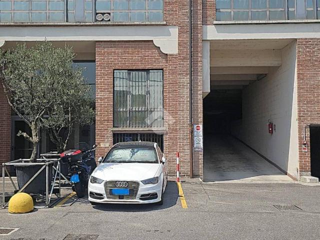 Box in affitto a Municipio 4, Milano