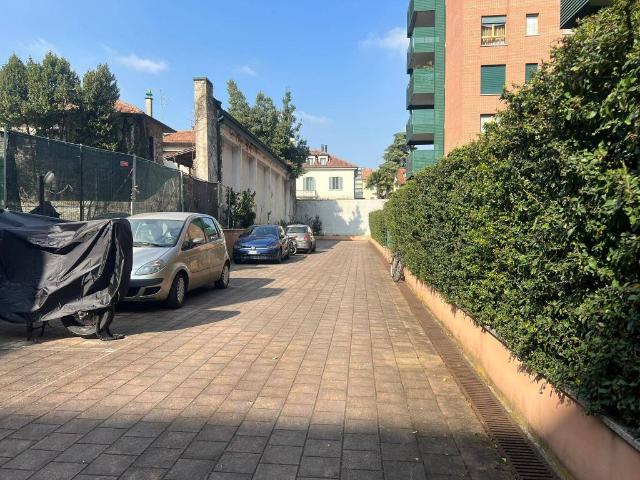 Box in affitto a Cederna, Monza