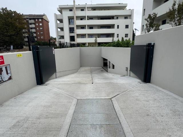 Box in affitto a San Biagio, Monza