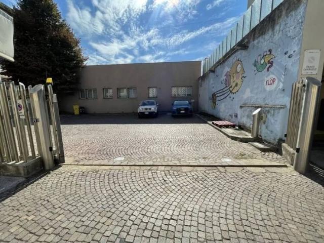 Box in affitto a Centro Direzionale, Prato