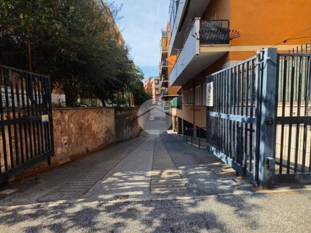 Box in affitto a Casal Bruciato, Roma