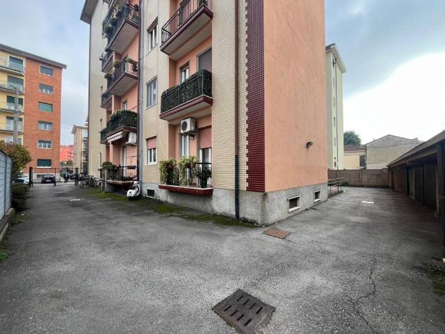 Box in vendita a Abbiategrasso, Lombardia