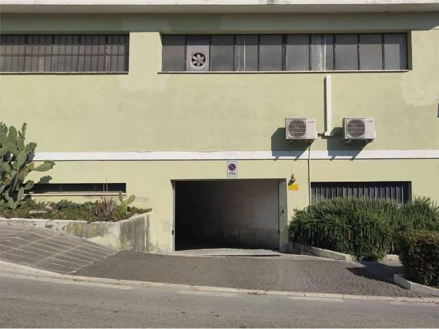 Box in vendita a Palombare, Marche