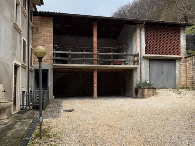 Box in vendita a Badia Calavena, Veneto
