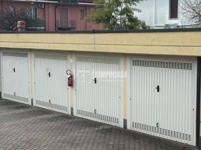 Box in vendita a Bareggio, Lombardia
