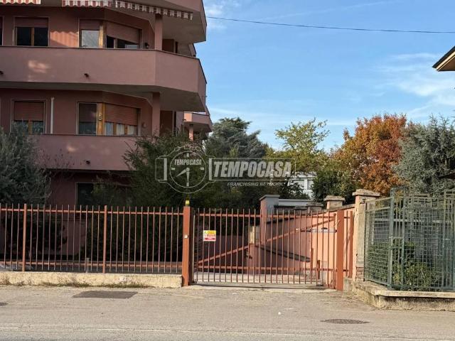Box in vendita a Bareggio, Lombardia