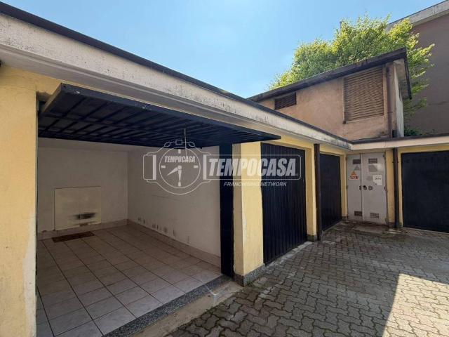 Box in vendita a Bareggio, Lombardia