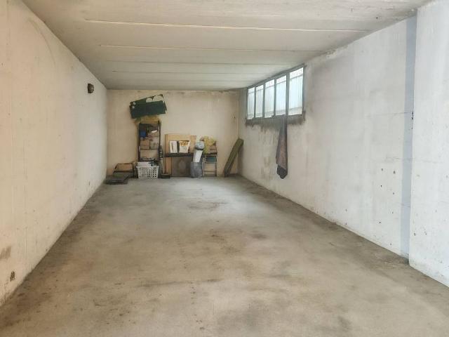 Box in vendita a Biassono, Lombardia