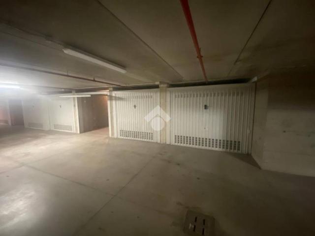 Box in vendita a Biassono, Lombardia