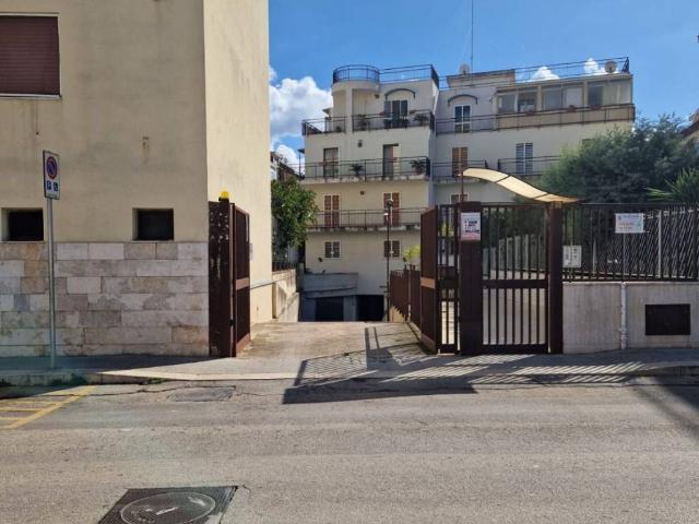 Box in vendita a Puglia, Bari