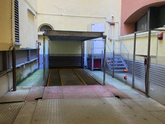 Box in vendita a Santo Stefano, Bologna