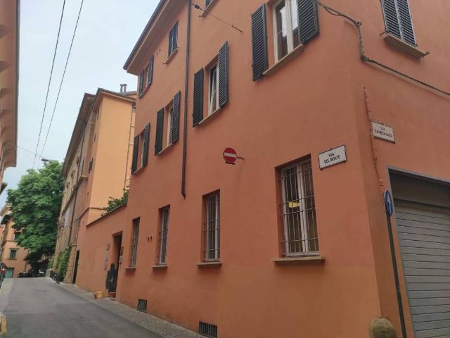 Box in vendita a Santo Stefano, Bologna