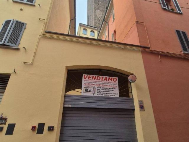 Box in vendita a Santo Stefano, Bologna
