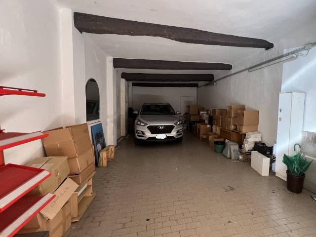 Box in vendita a Santo Stefano, Bologna