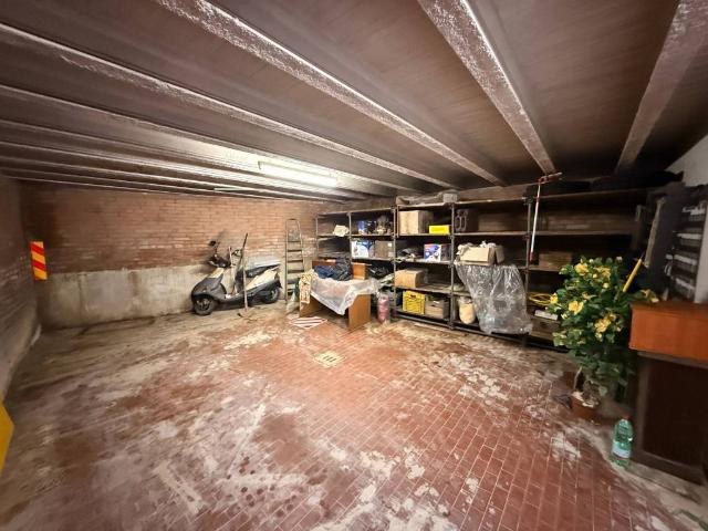 Box in vendita a Porto-Saragozza, Bologna