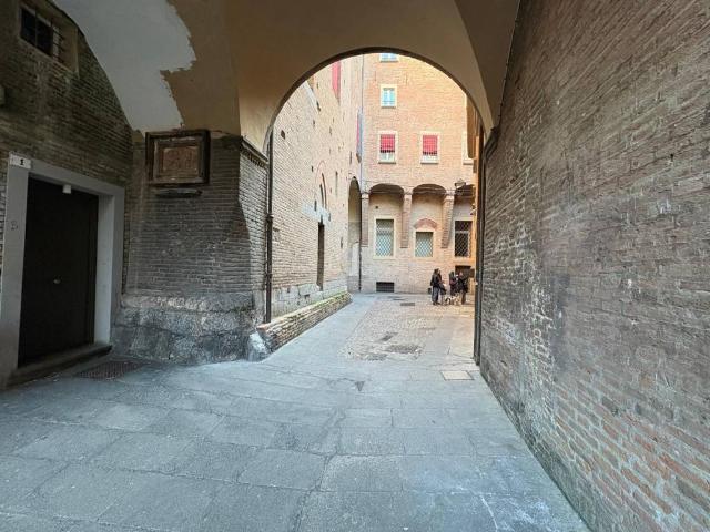 Box in vendita a Santo Stefano, Bologna
