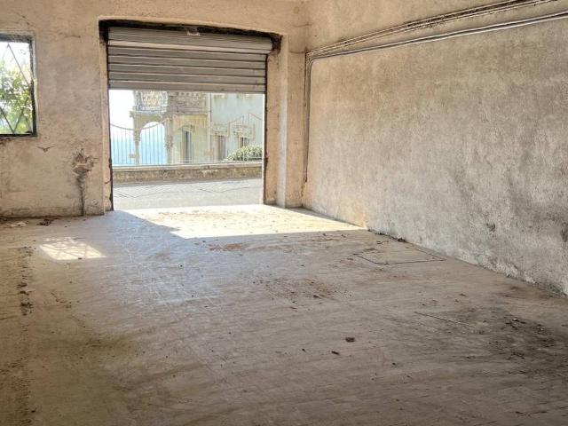 Box in vendita a Brunate, Lombardia