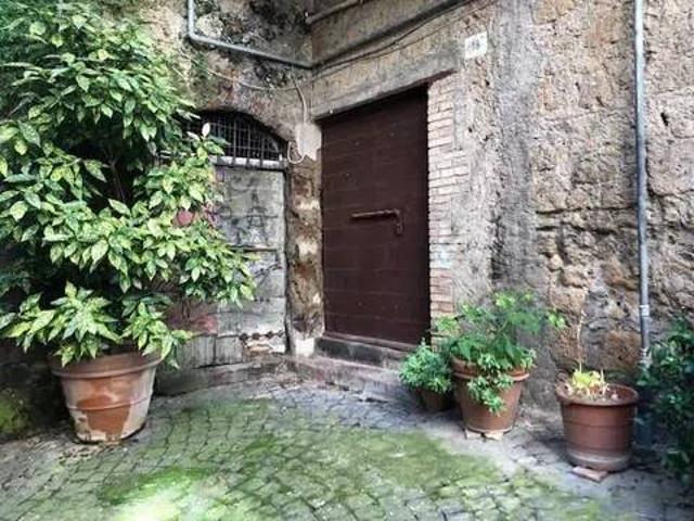 Box in vendita a Capranica, Lazio