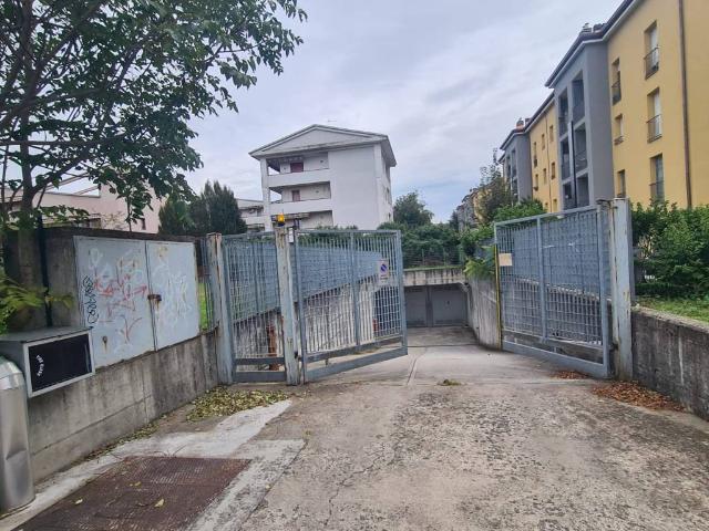 Box in vendita a Carugate, Milano