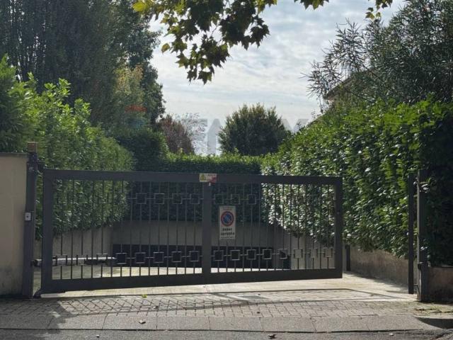 Box in vendita a Pioltello, Lombardia