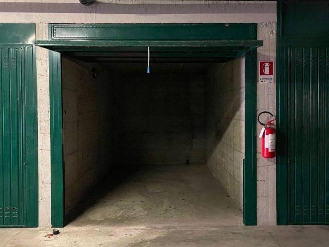 Box in vendita a Cesano Maderno, Lombardia