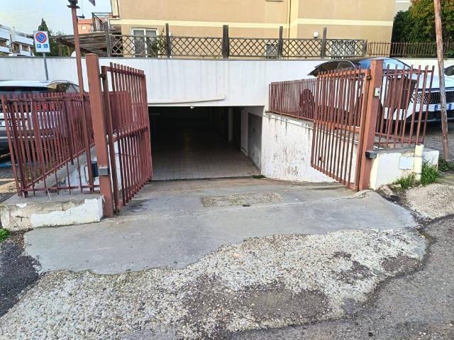 Box in vendita a Cisterna Faro, Roma Capitale