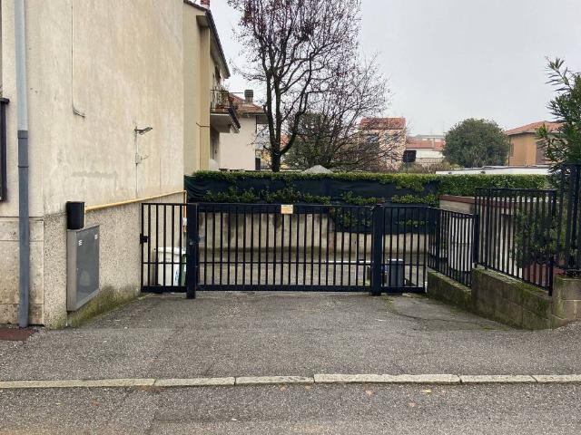 Box in vendita a Concorezzo, Monza-brianza